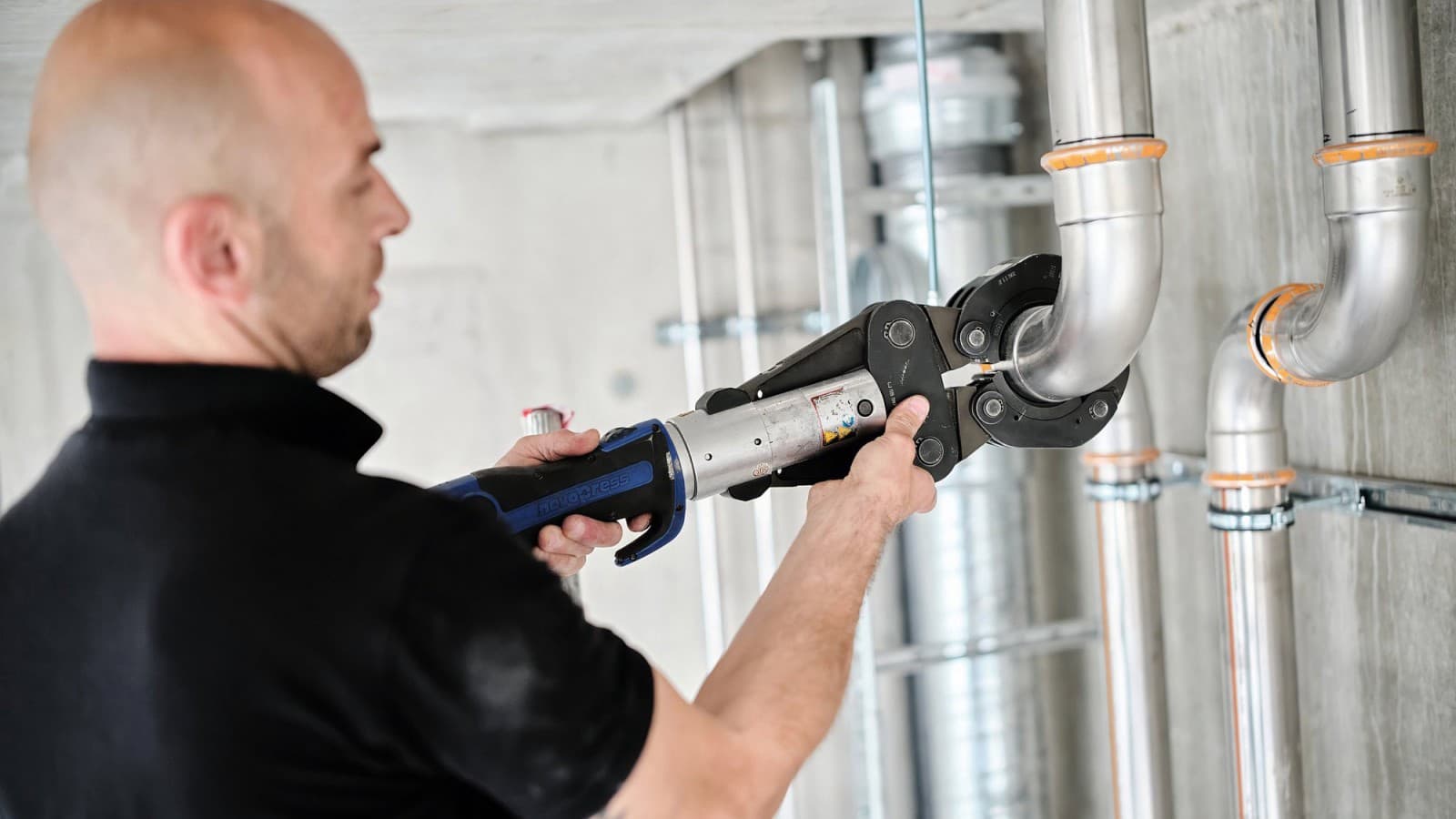 Sanitärinstallateur Danijel Pupic verarbeitet Geberit Mapress Therm Sanitärinstallateur Danijel Pupic verarbeitet Geberit Mapress Therm