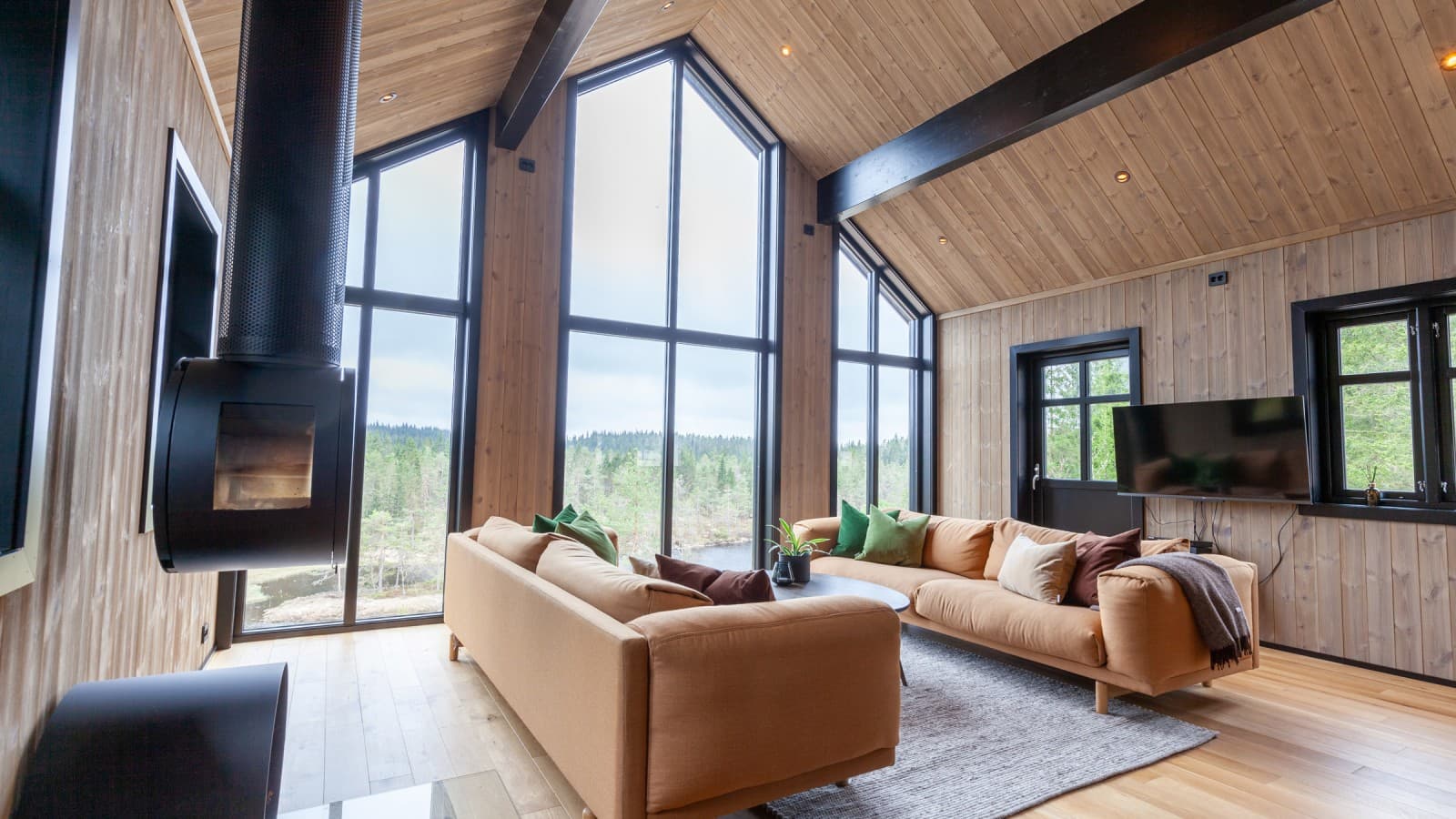 Das Interieur des Märchenschlosses ist dank des Holzes gemütlich und mit den grossen Fensterfronten auch hell gestaltet (© Geberit) Das Interieur des Märchenschlosses ist dank des Holzes gemütlich und mit den grossen Fensterfronten auch hell gestaltet (© Geberit)