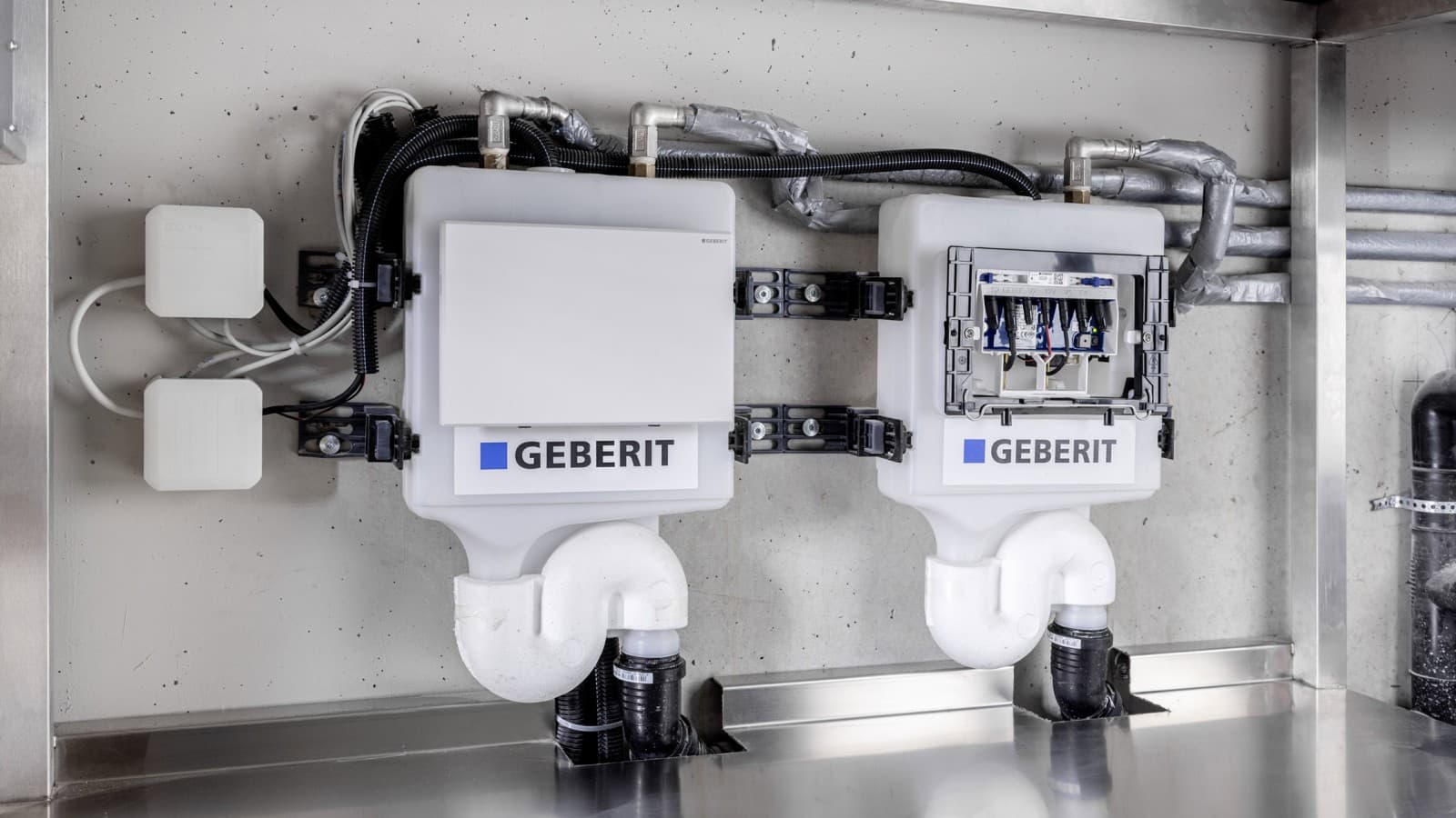 Zwei Geberit HS50 Hygienespülungen gewährleisten die Trinkwasserhygiene in der Grossküche im Cateringbereich Zwei Geberit HS50 Hygienespülungen gewährleisten die Trinkwasserhygiene in der Grossküche im Cateringbereich