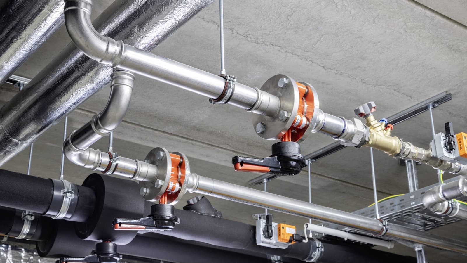 Geberit Mapress Edelstahl und Geberit Mapress Therm kamen bei der Kühlanlage des neuen Gebäudes zum Zug Geberit Mapress Edelstahl und Geberit Mapress Therm kamen bei der Kühlanlage des neuen Gebäudes zum Zug