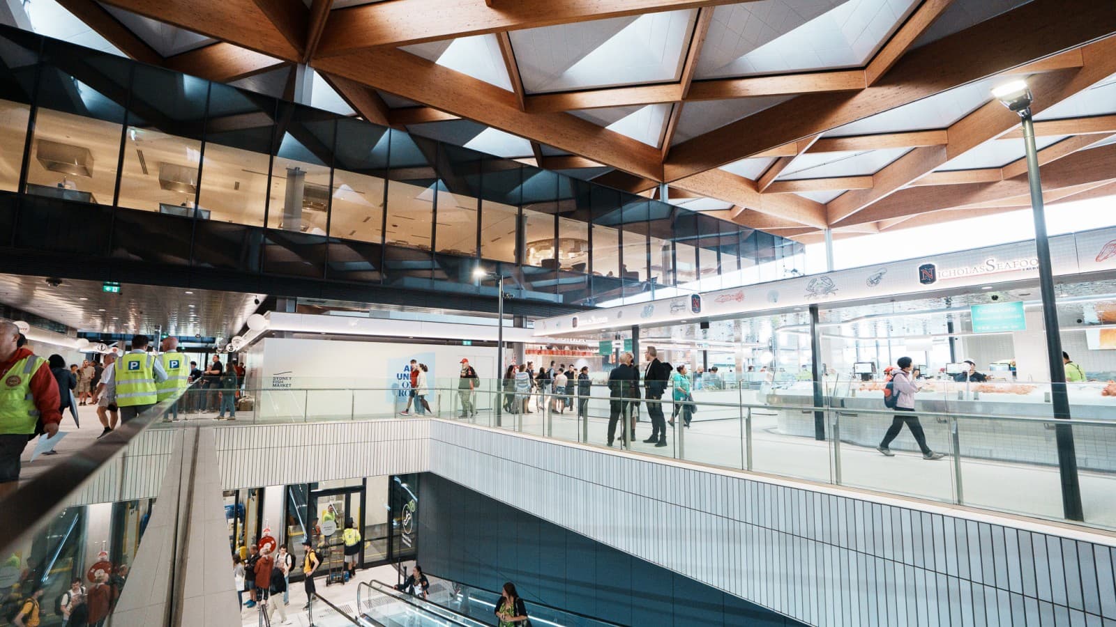 Die offene Architektur der oberen Stockwerke lädt zum Flanieren, Einkaufen und Verkosten ein (© Grainger Films) Die offene Architektur der oberen Stockwerke lädt zum Flanieren, Einkaufen und Verkosten ein (© Grainger Films)