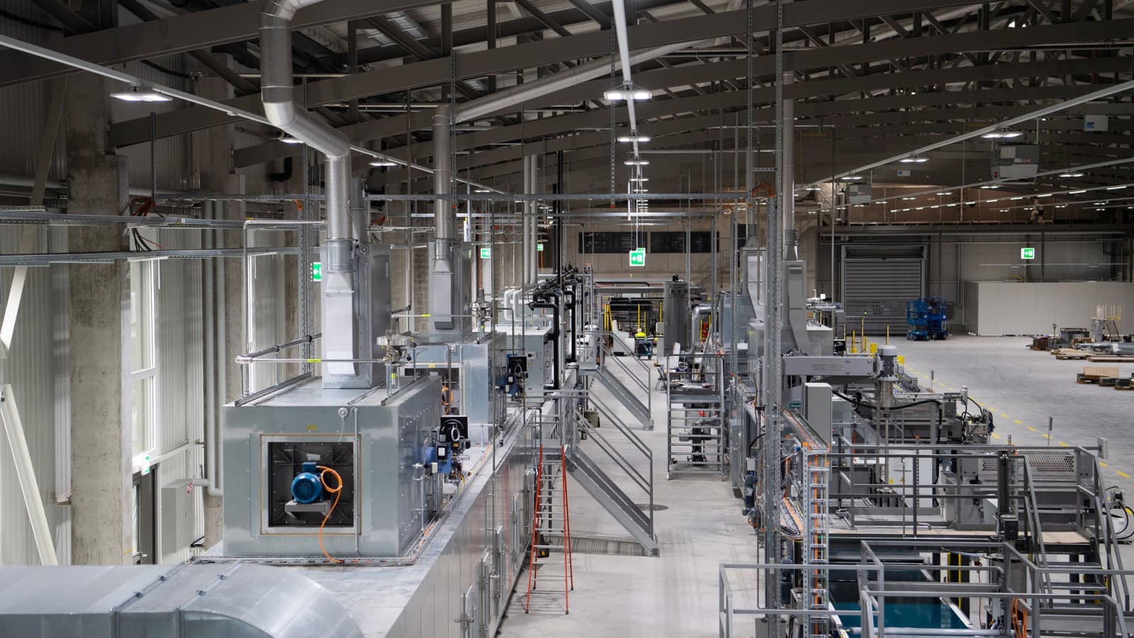 Die Produktionslinien der neuen Werkhalle von Swisspearl in Niederurnen, CH Die Produktionslinien der neuen Werkhalle von Swisspearl in Niederurnen, CH
