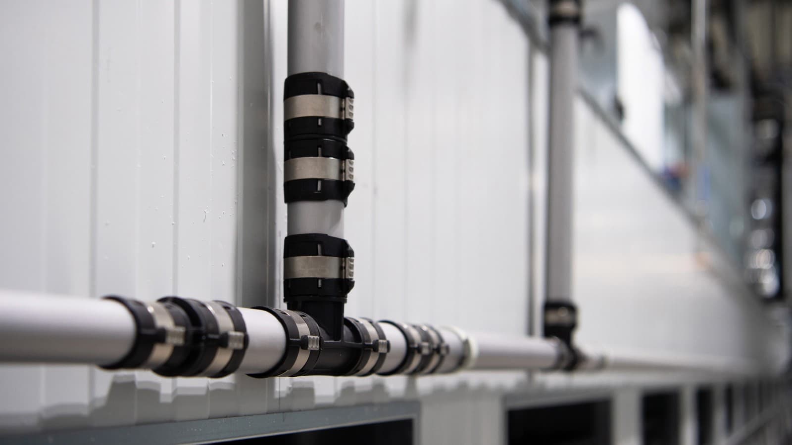 Geberit FlowFit passt mit den silbergrauen Rohren farblich gut in die Halle Geberit FlowFit passt mit den silbergrauen Rohren farblich gut in die Halle