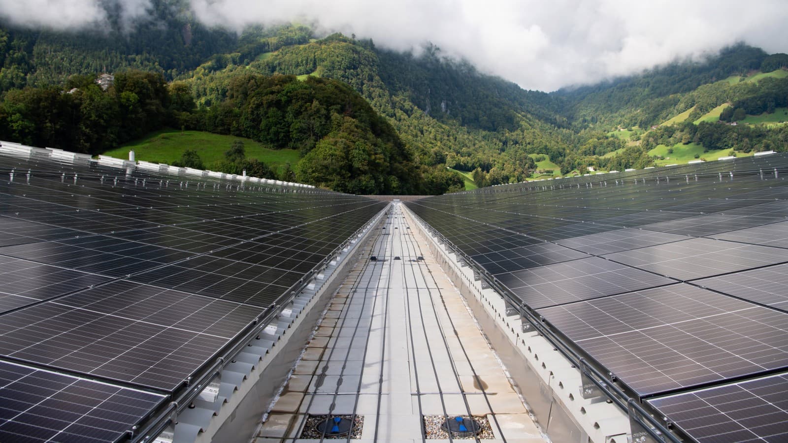 Solarstromproduktion mit grossflächiger Photovoltaik und Dachentwässerung mit Geberit Pluvia Solarstromproduktion mit grossflächiger Photovoltaik und Dachentwässerung mit Geberit Pluvia