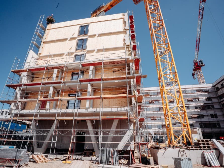 In Sachen Bauzeit setzt die Holz-Hybrid-Bauweise dank des hohen Vorfertigungsgrads neue Massstäbe (© Tobias Singer) In Sachen Bauzeit setzt die Holz-Hybrid-Bauweise dank des hohen Vorfertigungsgrads neue Massstäbe (© Tobias Singer)