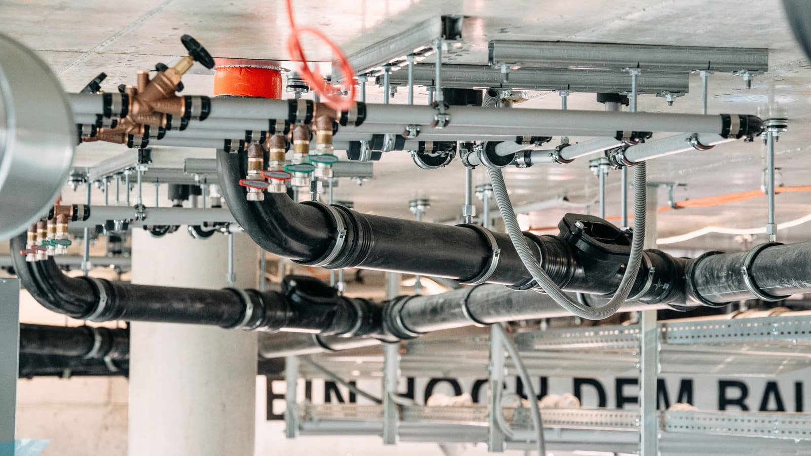 Die Silent-Pro SuperTube-Technologie ermöglicht die Führung der Abwassersammelleitung über sechs Meter ohne Gefälle (© Tobias Singer) Die Silent-Pro SuperTube-Technologie ermöglicht die Führung der Abwassersammelleitung über sechs Meter ohne Gefälle (© Tobias Singer)